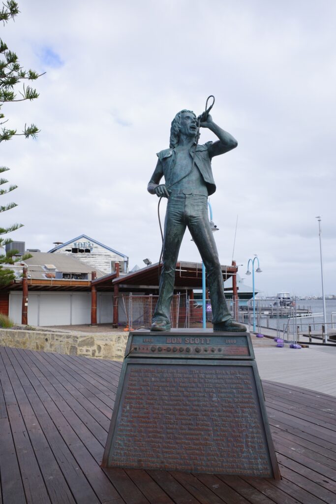 FremantleにあるBON SCOTT の銅像の写真。